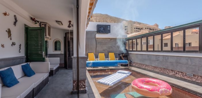 Terraza con zona chill-out y piscina